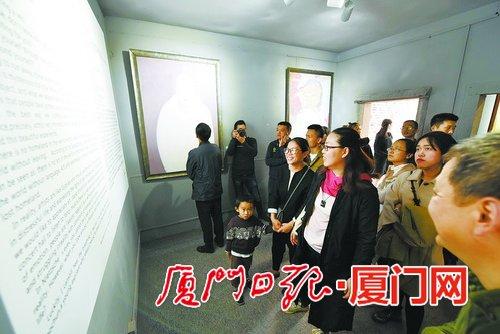 ▲画展吸引众多艺术爱好者前来参观。
