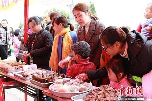 游客争相品尝美食。 林凌玲 摄