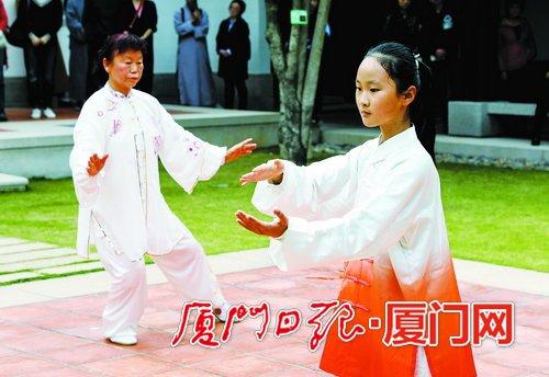 传统武术表演受欢迎。