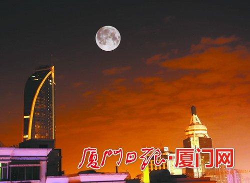昨晚高悬夜空的“超级月亮”。