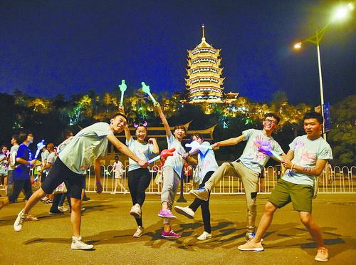 集美新城荧光夜跑资料图。(林志杰 摄)