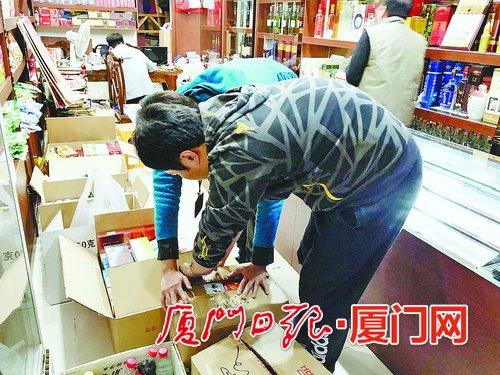 执法人员正在对查到的假烟及走私烟进行封箱。