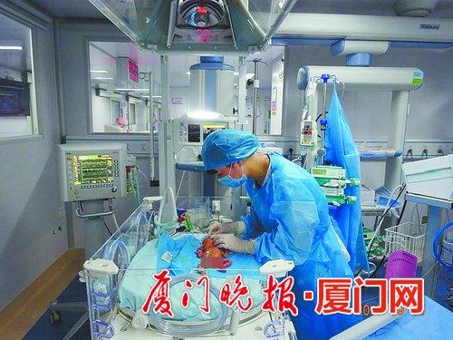 -厦门市儿童医院医务人员正在照顾小宝。