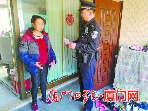 民警梁庆同及时拦下即将被骗的女子。