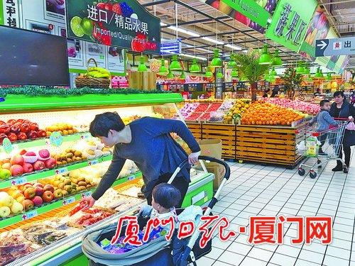 市民挑选进口水果。(本报记者张奇辉摄)