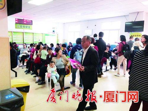 到社区服务中心接种疫苗的市民不少。