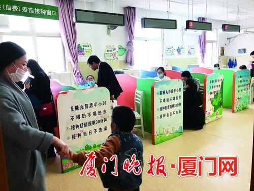 家长带着孩子来接种疫苗。
