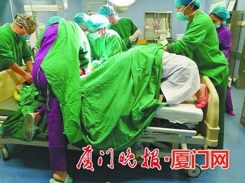 妇产科陈珣副主任医师(跪床上者)、主治医师李婷(单腿撑地者)和同伴们争分夺秒抢救。周婉霞摄