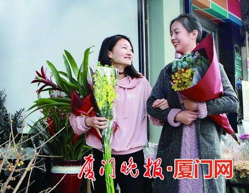 -选花市民笑容美如花。郭航摄