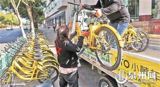 昨日,市区领SHOW天地门口路段,车企运维人员清理撤离乱放的单车