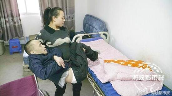 虽然怀着七个月身孕,黄思林还是会抱着父亲上轮椅出去透透气