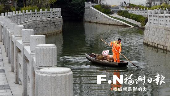 杨从硕在茶亭河打捞垃圾。