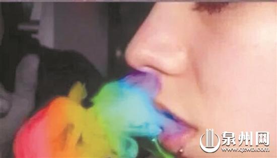 吸食“彩虹烟”时,会产生色彩斑斓的特殊烟雾。