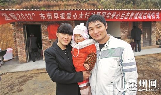 2012年1月,经东南早报牵线搭桥,毛碧华一家开起了德化黑鸡生态养殖场。 (潘登 摄)