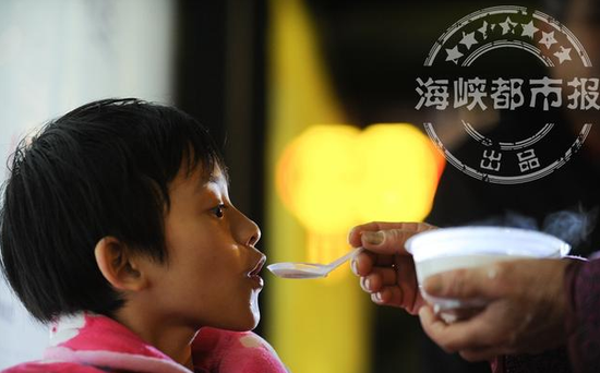 天气转冷,爷爷给甜甜买了碗热汤