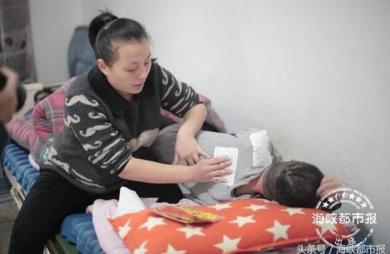 怕父亲太冷,黄思林特地买了暖宝宝贴给父亲