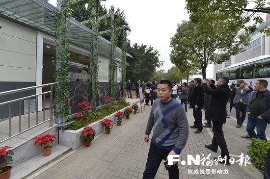 与会人员参观花海公园公厕。