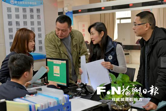 招商小分队全程陪同宜家工作人员办理落地相关手续。记者 杨勇 摄