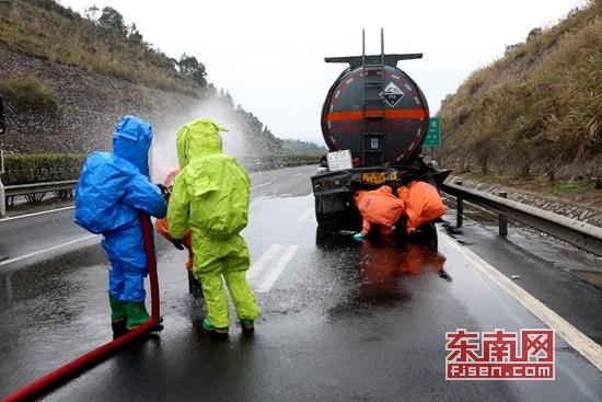 现场消防官兵线出一把水枪对泄漏液碱进行稀释