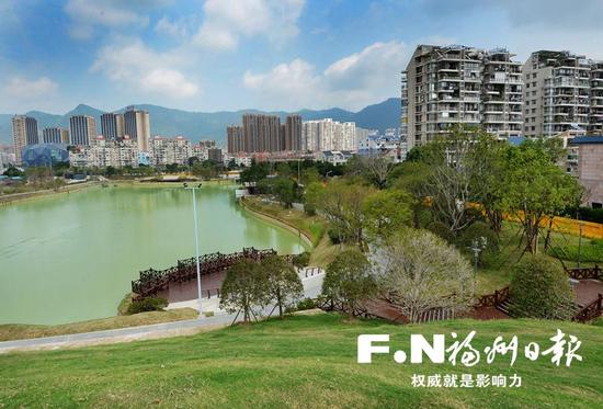 井店湖公园风景优美。记者 叶义斌 摄