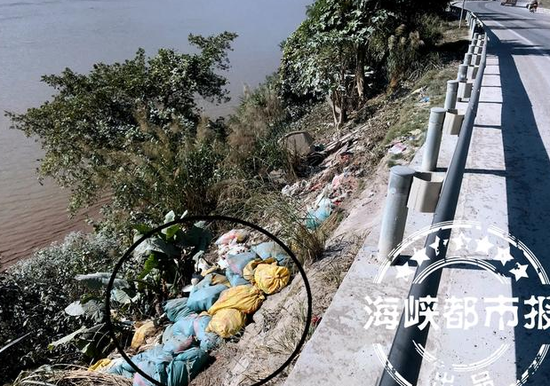 死鸭(画圈处)就丢在大樟溪岸边