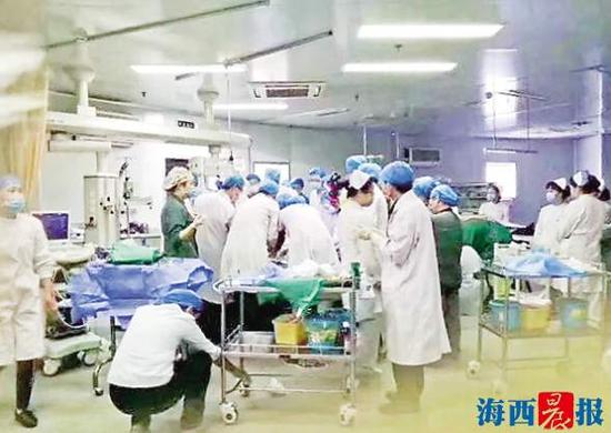 医护人员紧急抢救潘海晖。