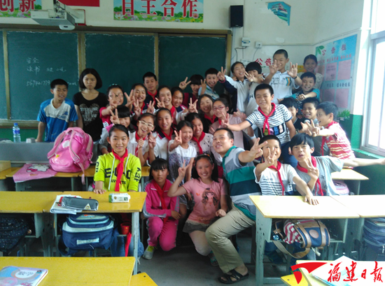 谢兰珍老师和学生在一起