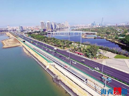 行驶在园博苑附近海堤段的地铁。记者 陈理杰 摄