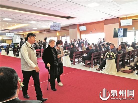 余光中遗孀范我存(中)在告别式现场(吴其萃 摄)