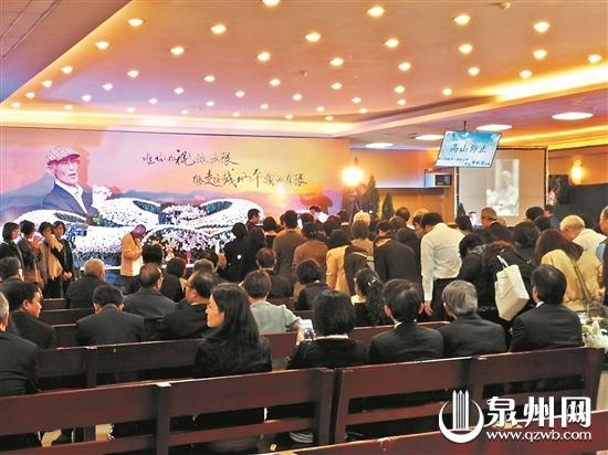前来参加告别式的各界人士络绎不绝 (吴其萃 摄)