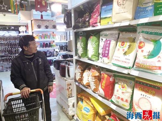 市民在超市选购大米。