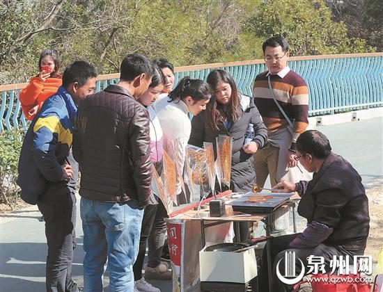 流动摊贩也多了起来