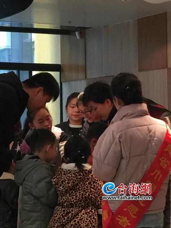 福州举办圣诞娃娃纸艺DIY活动3
