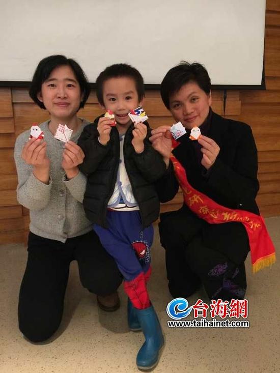 福州举办圣诞娃娃纸艺DIY活动