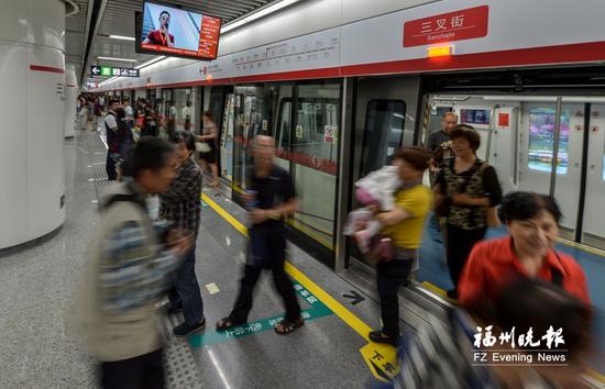 搭乘地铁已成许多福州市民的主要出行方式。