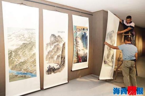 工作人员正在布展