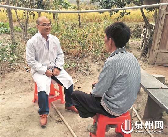 李云华常常与麻风病人谈心交流