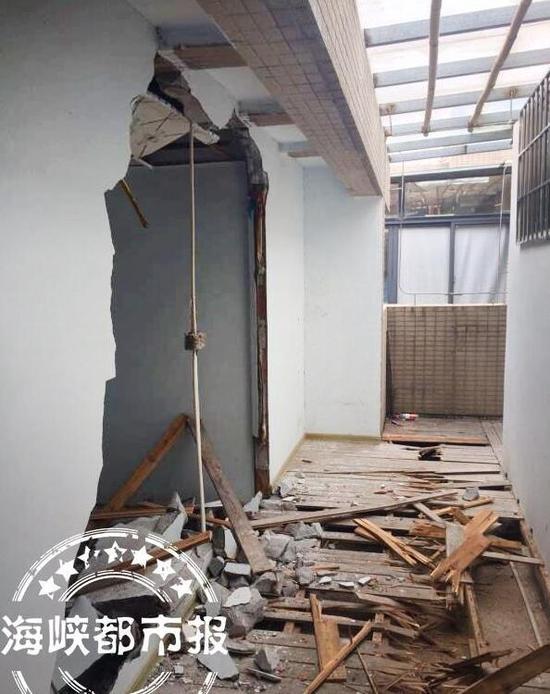 城管拆除部分违章建筑