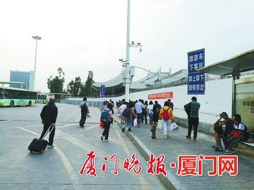 -旅游车下客点距离北站出发层近500米,要步行五六分钟。