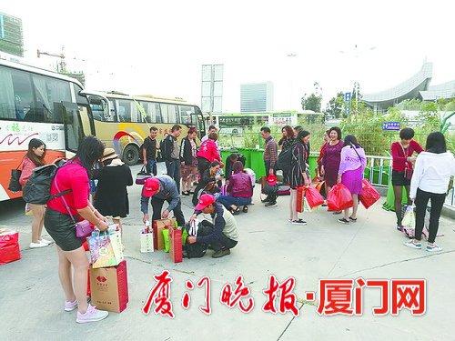 不少游客都带着大包小包的行李。