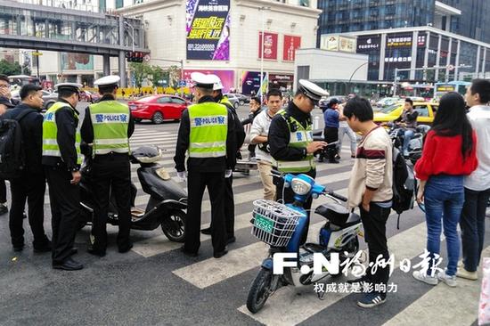 13日下午,交警支队在东街口开展非机动车交通违法整治行动。记者 陈暖 摄