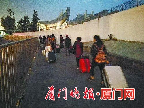 ▲游客抱怨距离远,路也不好走。