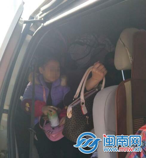 超员车辆被查现场