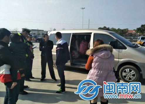 超员车辆被查现场