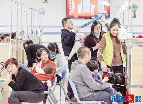 昨晚,厦门市儿童医院内仍有许多患儿前来就诊。记者 唐光峰 摄