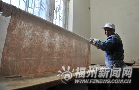 王师傅展示刚做好的燕皮。
