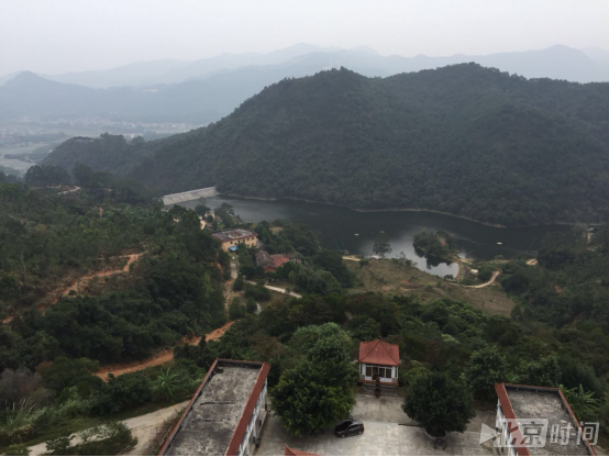 西隐寺全貌鸟瞰图,三进院落依山而建。记者杨安平摄